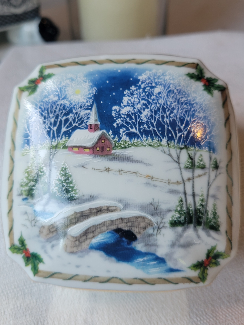Heritage House Vintage Melodies of Christmas Porcelain Music Box
